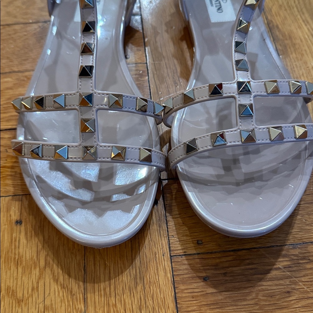 Valentino Garavani ROCKSTUD FLAT RUBBER SANDAL - Picture 4 of 6
